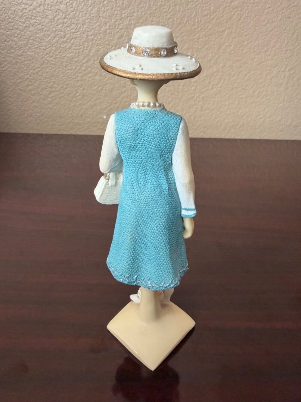 Vintage Women of the World Lady Elizabeth of London Resin Figurine 5.5" - Picture 11 of 12